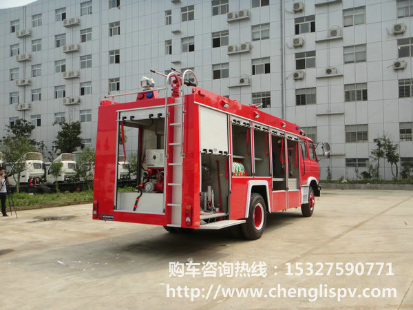 東風(fēng)153干粉消防車消防泵與器材箱圖片